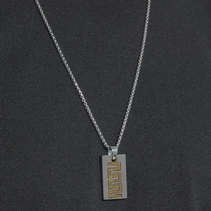 Collier unisexe en acier inoxydable avec motif Greca doré sur une chaîne à billes argent
