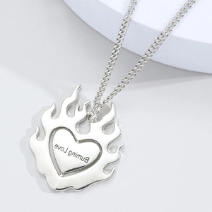 Collana minimalista in argento con ciondolo a cuore fiammeggiante e Burning Love