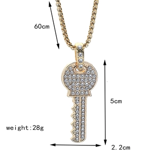 Guide détaillé des dimensions pour collier pendentif clé dorée serti de pierres