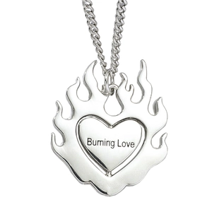 Collana con cuore fiammeggiante d'argento e incisione Burning Love su catena cubana