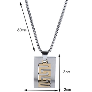 Détail de chaîne box de 60cm et pendentif rectangulaire en acier de 3x2cm à motifs