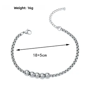 Vue détaillée du collier en acier à chaîne box avec cinq perles et dimensions notées