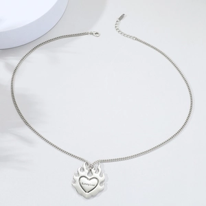 Collana minimalista in argento con ciondolo a cuore Burning Love e catena a maglie sottile