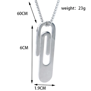 Plan détaillé des dimensions du collier pendentif trombone argenté avec son poids
