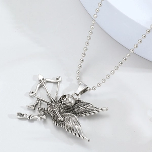 Collier punk gothique argenté avec pendentif crâne d'ange et arc sur chaîne à billes