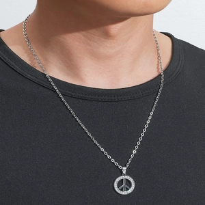 Collier avec pendentif symbole de paix argenté et zircons sur chaîne en maille Jante