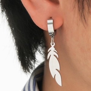 Boucle d'oreille homme avec pendentif plume en métal argenté de style punk