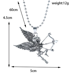 Détail du pendentif Cupidon squelette gothique avec chaîne de 60cm et dimensions de 5cm