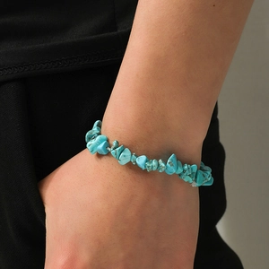 Ethnic style bracelet with natural turquoise stone chips for a bohemian unisex look