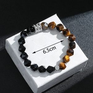 Détail macro du bracelet en œil de tigre facetté avec des perles d'espacement argentées