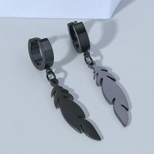 Vue détaillée d'une boucle d'oreille plume noire avec anneau sur un fond minimaliste gris