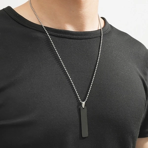 Collier minimaliste pour homme avec pendentif rectangulaire noir mat sur chaîne