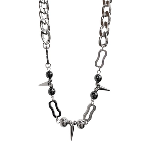 Collier gothique punk avec rivets et grosse chaîne comportant des perles noires et cônes