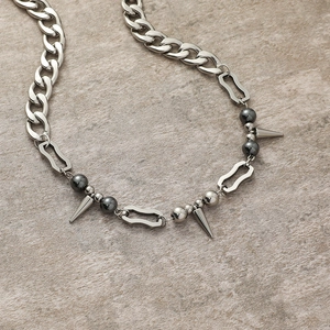 Collier gothique punk avec grosse chaîne cubaine et pendentifs à pointes argentées