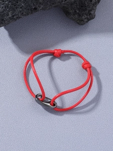 Détail du bracelet tressé rouge avec nœuds coulissants et fermoir en métal anthracite