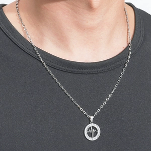 Collana in acciaio inossidabile con pendente battito cardiaco e cristalli indossata