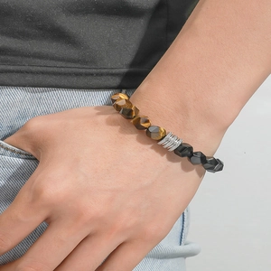 Bracelet pour homme en œil de tigre facetté avec perles et séparateurs argentés au poignet
