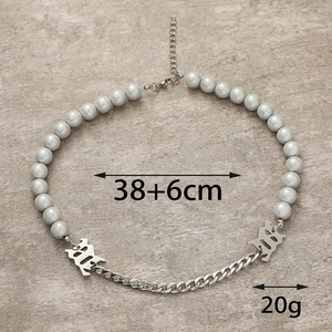 Détail du collier de perles avec lettres gothiques, longueur 38+6cm, poids 20g, acier