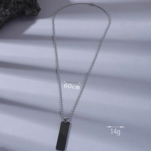 Détail d'une chaîne à billes de 60cm en acier inoxydable avec pendentif dog tag noir mat