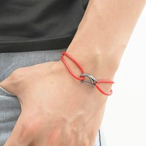 Bracelet cordon tressé rouge réglable avec fermoir mousqueton en métal gris foncé pour tous