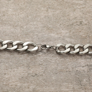 Détail du collier chaîne punk en acier inoxydable avec un fermoir mousqueton robuste