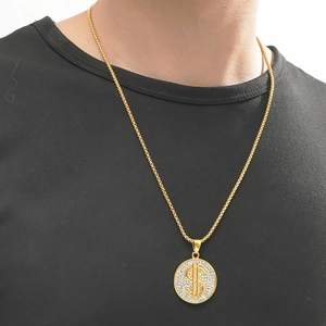 Collana hip hop dorata con ciondolo a forma di dollaro e cristalli su maglia nera