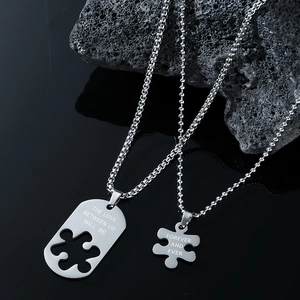 Ensemble de colliers puzzle en acier inoxydable poli pour couples sur roche volcanique