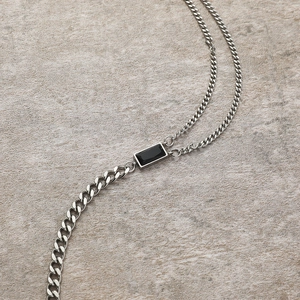 Collier double couche en maille gourmette argentée avec pendentif rectangle noir pour homme femme