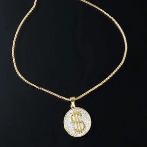 Collana hip hop dorata con ciondolo segno dollaro in cristallo su sfondo nero