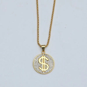 Dettaglio del ciondolo segno del dollaro oro hip hop con strass e catena a scatola