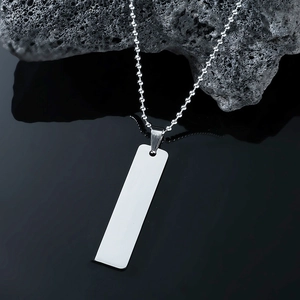 Collier avec pendentif rectangulaire géométrique en argent poli et chaîne à billes