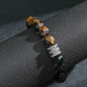 Bracelet perlé en œil de tigre brun facetté avec charme en acier sur support noir