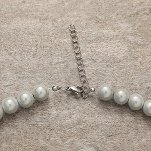 Collier de perles grises avec fermoir mousqueton et chaîne réglable en argent
