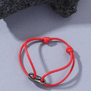 Bracelet tressé rouge minimaliste avec boucle en métal et nœuds coulissants