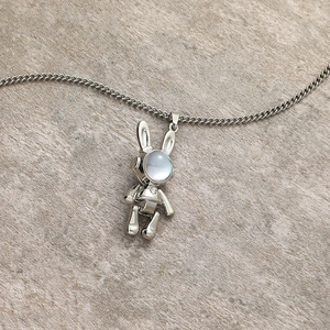 Collier lapin mécanique avec pierre de lune et articulations mobiles sur fond pierre