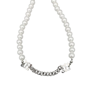 Détail du collier de perles avec chaîne argentée et pendentifs lettre B gothique