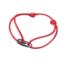 Bracelet ajustable en corde tressée rouge avec une boucle ovale en métal argenté