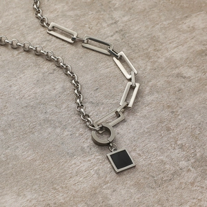 Asymmetrische Titankette Halskette Mit Schwarzem Geometrischem Legierungsanhänger Für Herren Damen Unisex Minimalistischer Kühler Schmuck