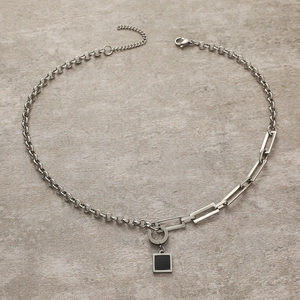 Minimalistische Titanstahlkette mit schwarzem Edelsteinanhänger und asymmetrischen Gliedern