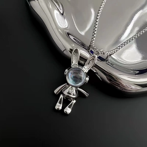 Collier lapin mécanique minimaliste avec pendentif casque astronaute en pierre de lune