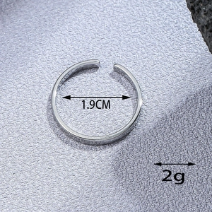 Close-up of adjustable silver ring showing 1.9cm inner diameter and 2g weight details
