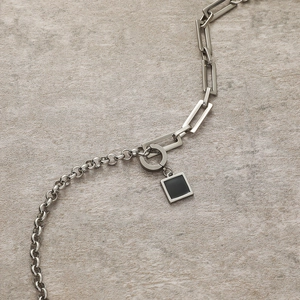 Minimalistische Titanstahlkette mit geometrischem schwarzem Edelsteinanhänger für Damen