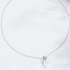 Collier minimaliste en argent avec un pendentif cactus délicat sur fond blanc épuré