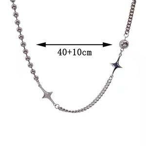 Dettaglio della collana a stella geometrica argento con misure di lunghezza 40+10cm