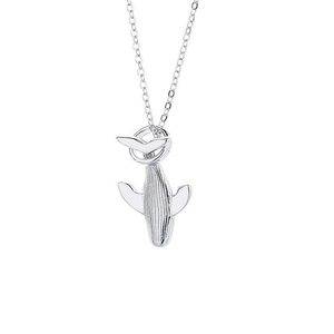 Collier minimaliste avec pendentif baleine argenté et texture sur une chaîne maille fine