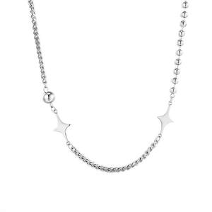 Dettaglio della collana in titanio argento con ciondoli a stella e catene miste