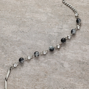 Collana in acciaio al titanio con perle effetto ghiaccio e strass scintillanti