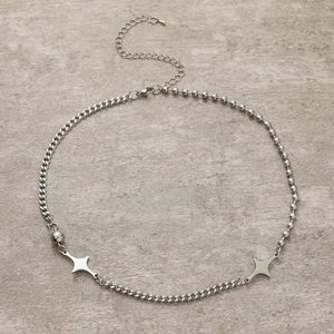 Collana minimalista in acciaio argento con stelle su catena a sfere e a traversino