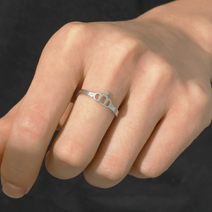 Bague couronne minimaliste en acier inoxydable poli avec un design à anneau ouvert réglable