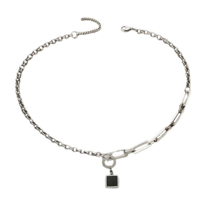 Minimalistische silberne Titastahlkette mit schwarzem Edelstein und asymmetrischem Glieder-Design